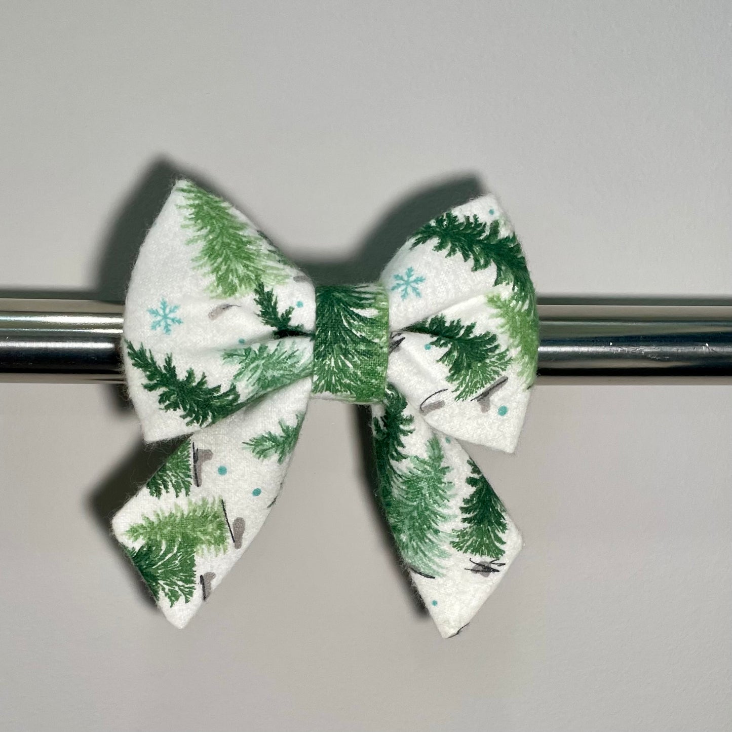 Winter Cabin Collar Bow