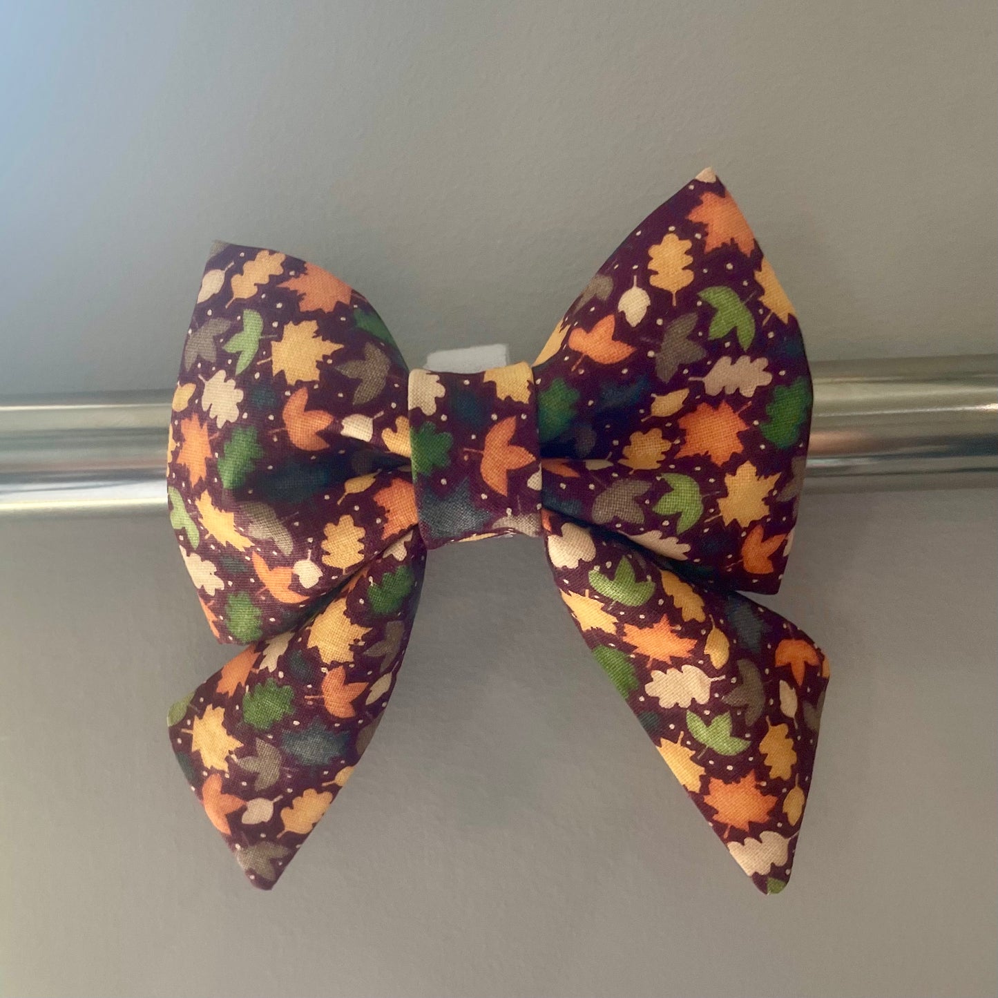 Tiny Leaves Collar Bow