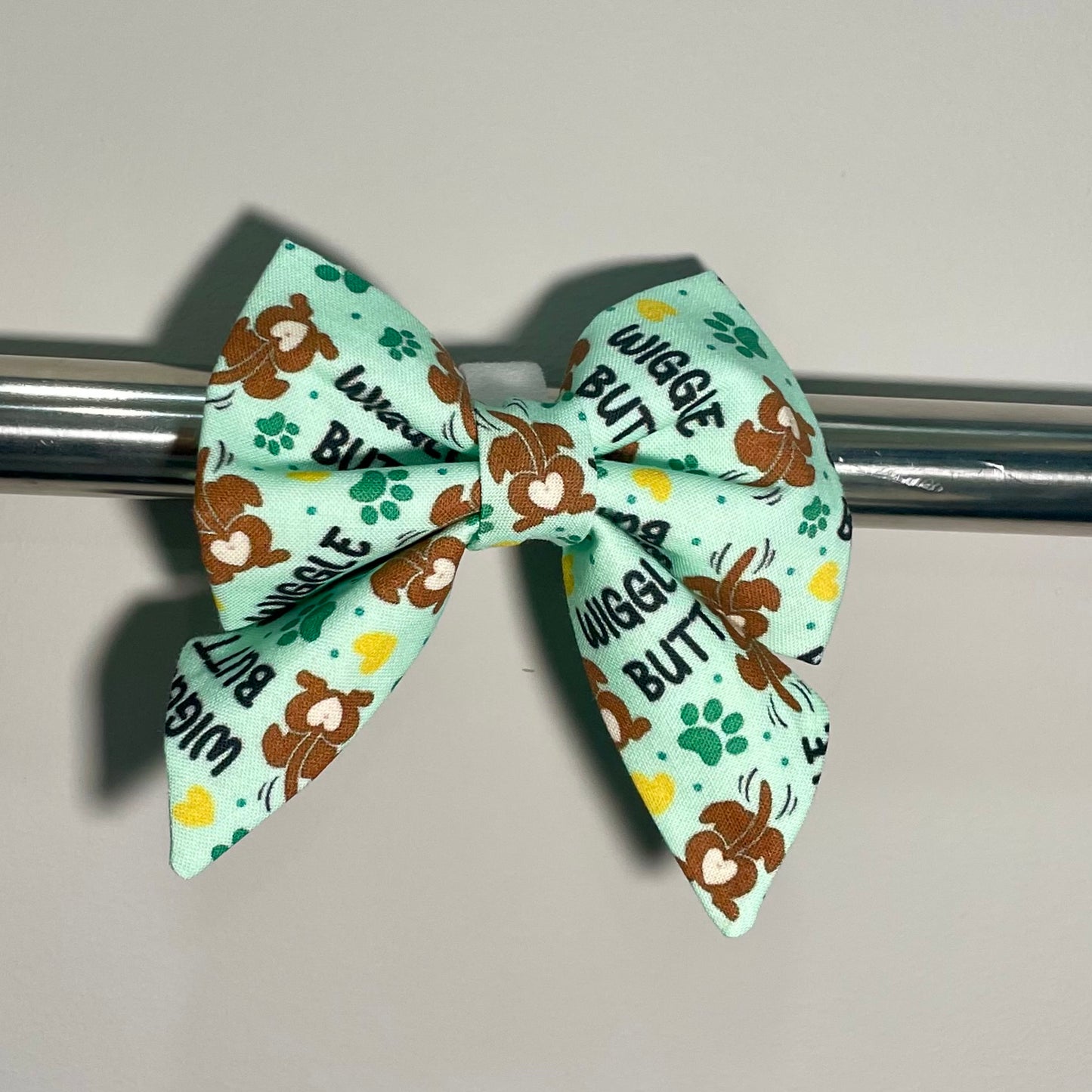 Wiggle Butt Collar Bow