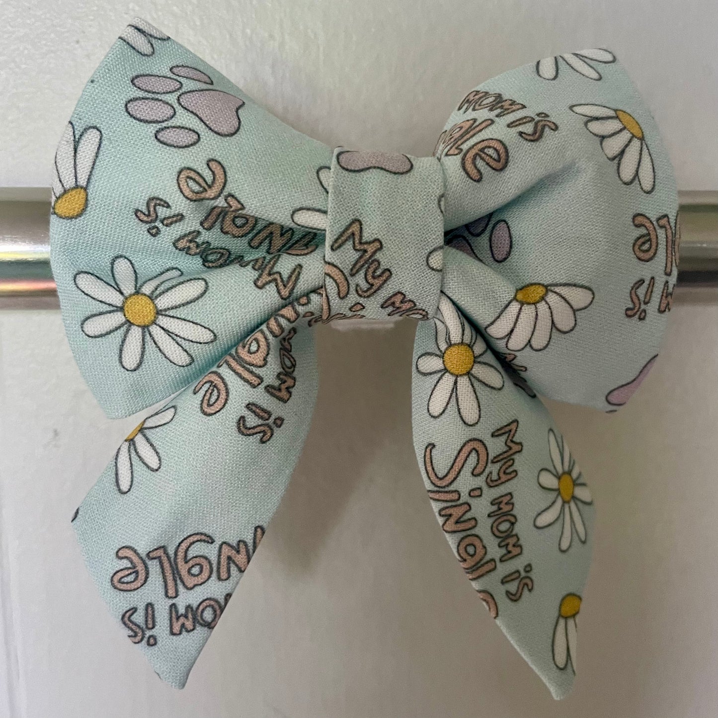 My Mom is Single Collar Bow