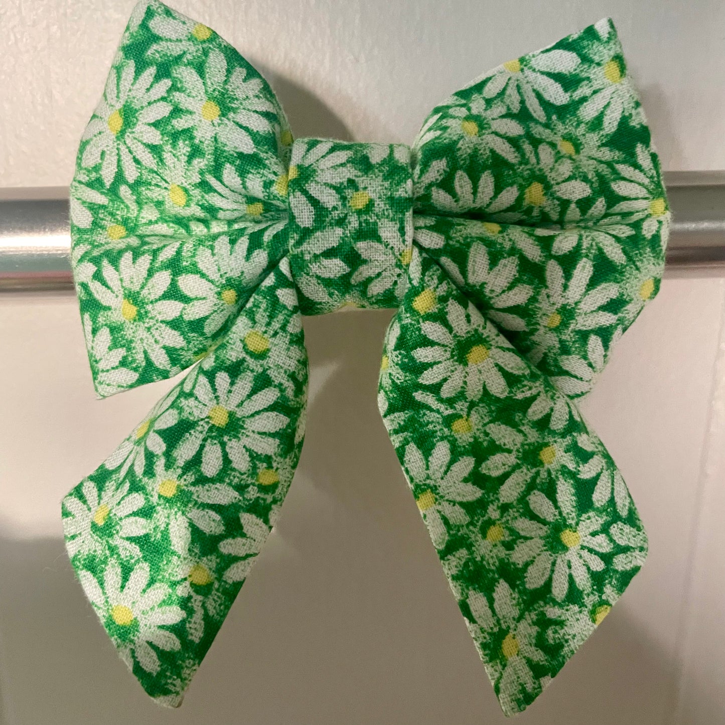 Green Daisies Collar Bow